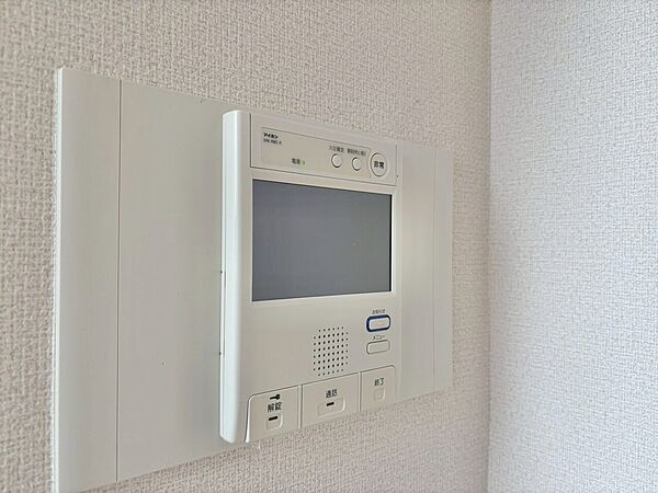 誰が来てもわかる様にモニター付きインターホンを設置。