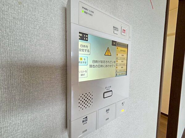 誰が来てもわかる様にモニター付きインターホンを設置。