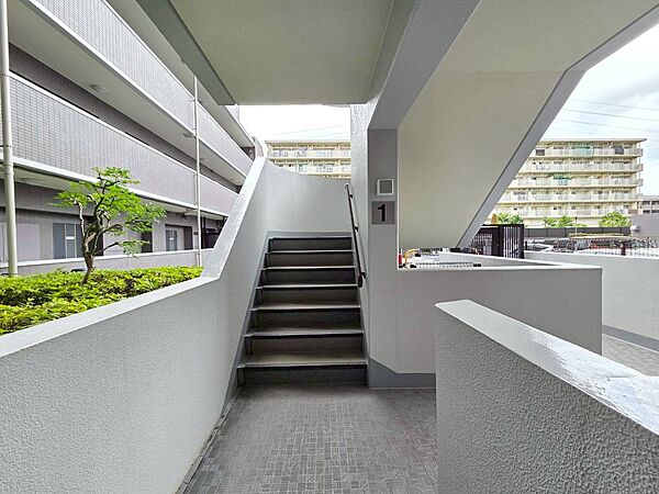 共用部の階段です。明るく清潔に管理されています。