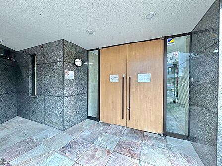 上質感漂う玄関アプローチです。