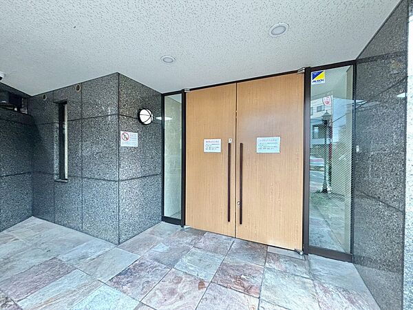 上質感漂う玄関アプローチです。