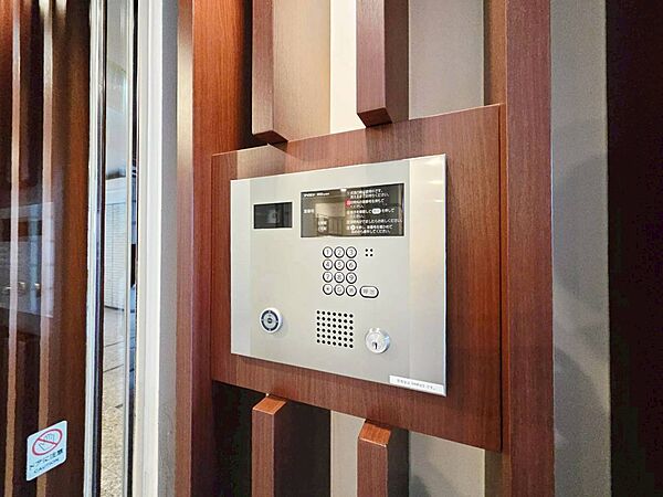 誰が来てもわかる様にモニター付きインターホンを設置。