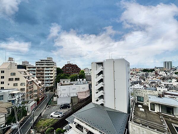 陽当たり・通風・開放感に恵まれた環境です。