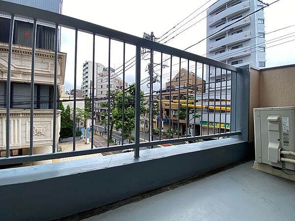 朝の澄んだ空気や、夕方に吹く清々しい風を感じられるバルコニー。