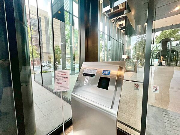 誰が来てもわかる様にモニター付きインターホンを設置。
