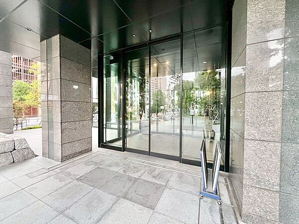 上質感漂う玄関アプローチです。