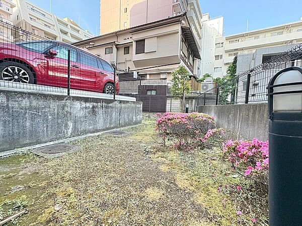 マンションの敷地内には、中庭もございます。