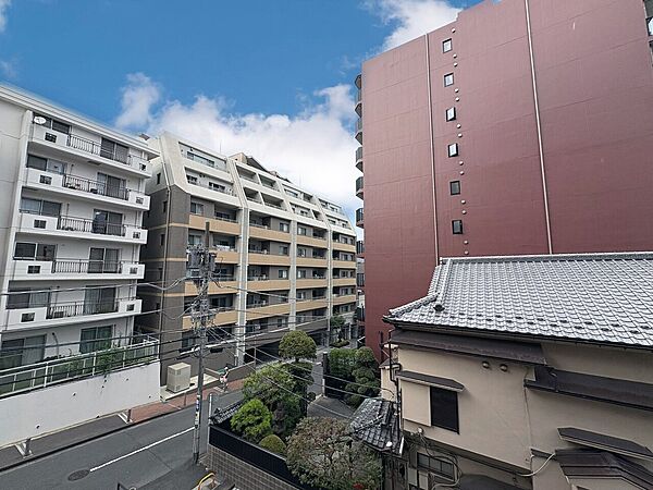 陽当たり・通風・開放感に恵まれた環境です。