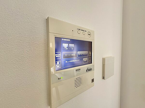 誰が来てもわかる様にモニター付きインターホンを設置。