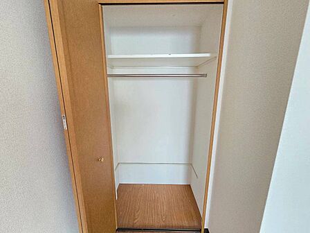 家電やスーツケース、ストック品など何でも片付く嬉しい空間です。※リフォーム前の写真です。