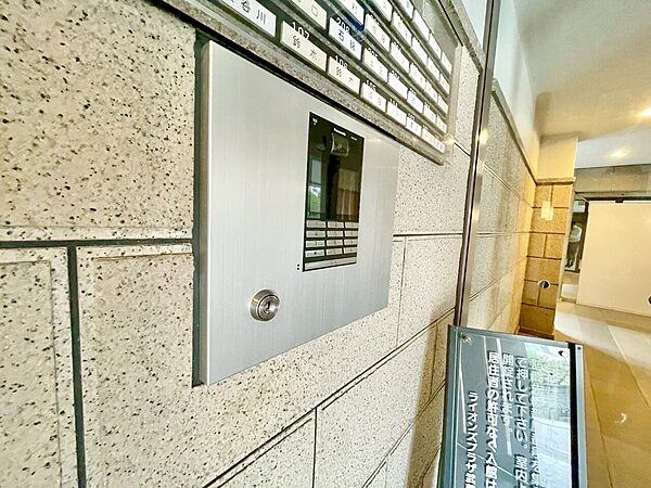 誰が来てもわかる様にモニター付きインターホンを設置。