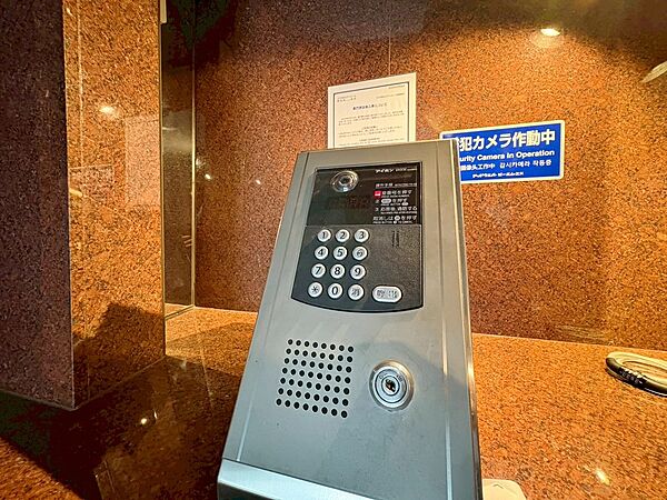 誰が来てもわかる様にモニター付きインターホンを設置。