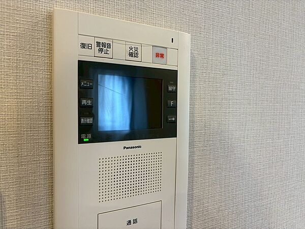 誰が来てもわかる様にモニター付きインターホンを設置。