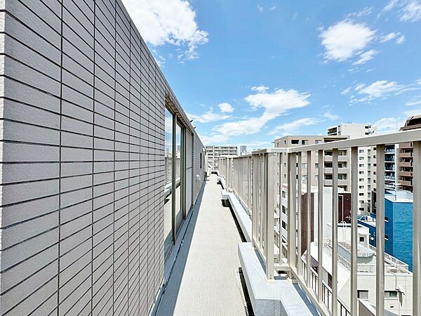 朝の澄んだ空気や、夕方に吹く清々しい風を感じられるバルコニー。