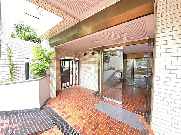 上質感漂う玄関アプローチです。