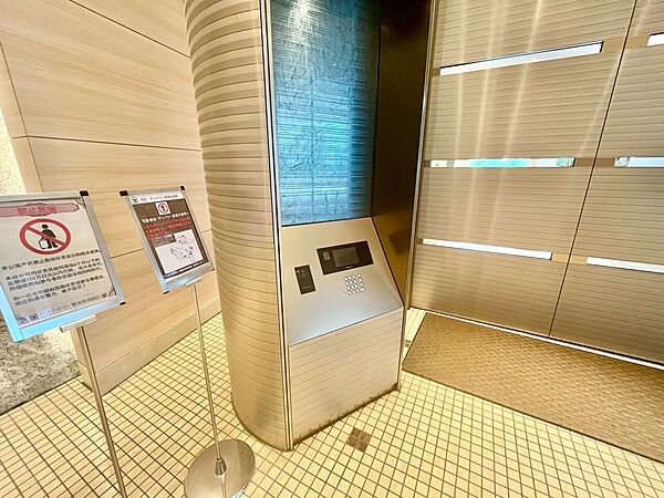 誰が来てもわかる様にモニター付きインターホンを設置。