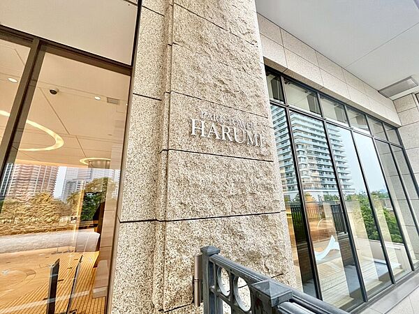 スタイリッシュなエンブレム。お洒落なマンションは入り口から。
