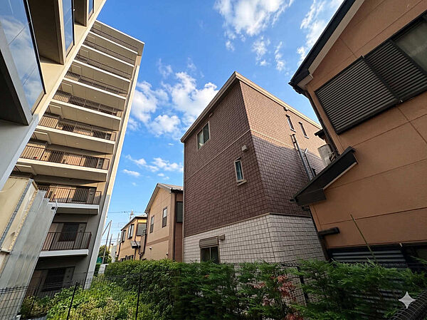 陽当たり・通風・開放感に恵まれた環境です。