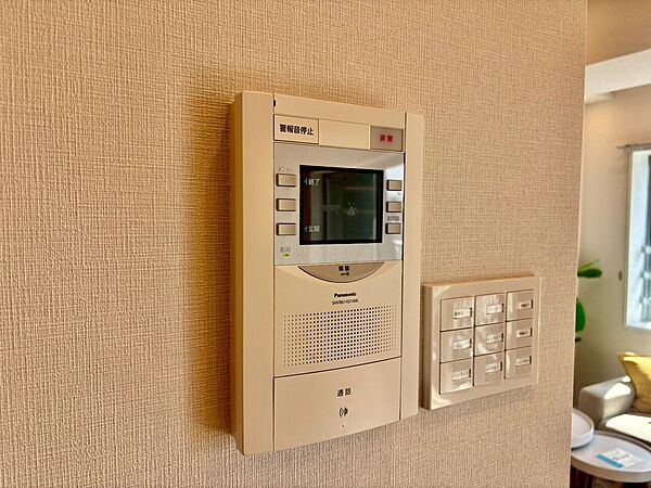 誰が来てもわかる様にモニター付きインターホンを設置。