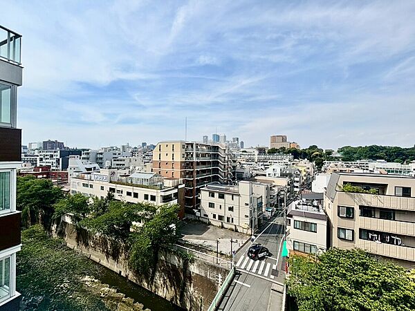 陽当たり・通風・開放感に恵まれた環境です。