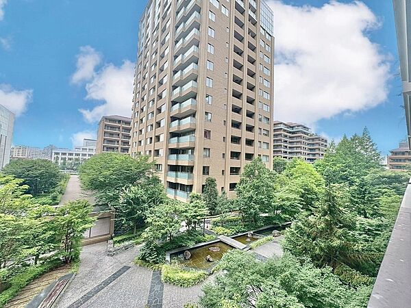陽当たり・通風・開放感に恵まれた環境です。