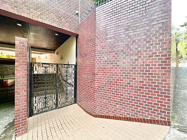 上質感漂う玄関アプローチです。