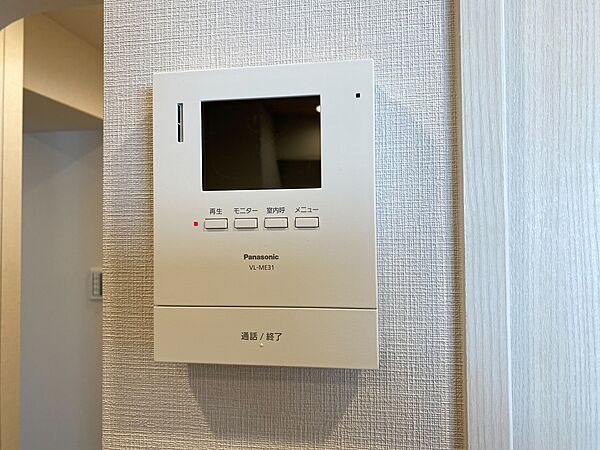 誰が来てもわかる様にモニター付きインターホンを設置。