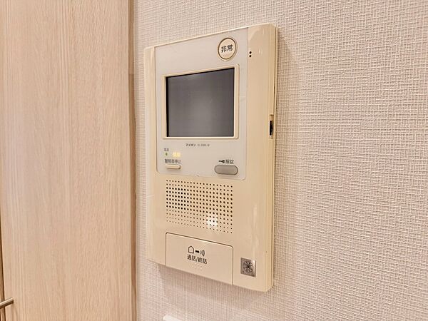 誰が来てもわかる様にモニター付きインターホンを設置。