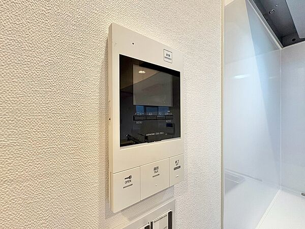 誰が来てもわかる様にモニター付きインターホンを設置。