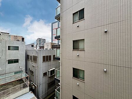 陽当たり・通風・開放感に恵まれた環境です。