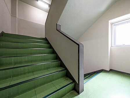 共用部の階段です。明るく清潔に管理されています。