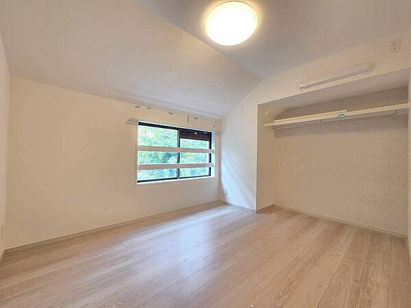 清かで艶やかな時間をもたらしてくれる室内です。