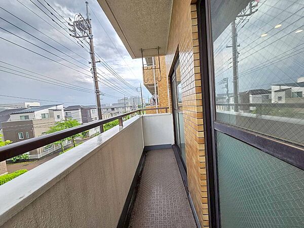 朝の澄んだ空気や、夕方に吹く清々しい風を感じられるバルコニー。
