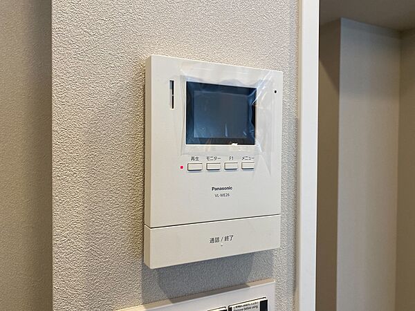 誰が来てもわかる様にモニター付きインターホンを設置。