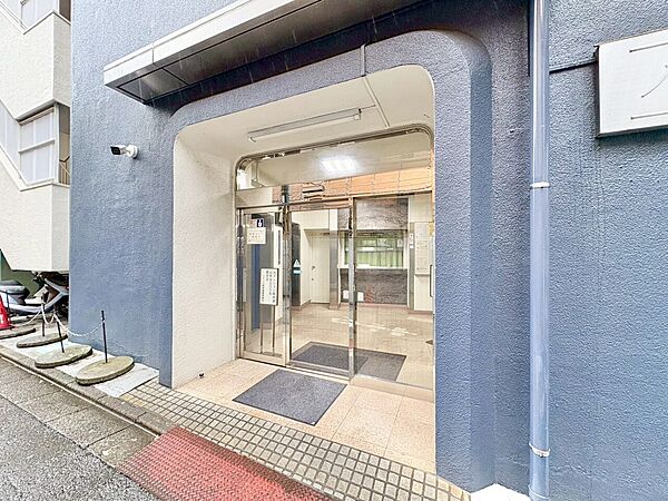 上質感漂う玄関アプローチです。