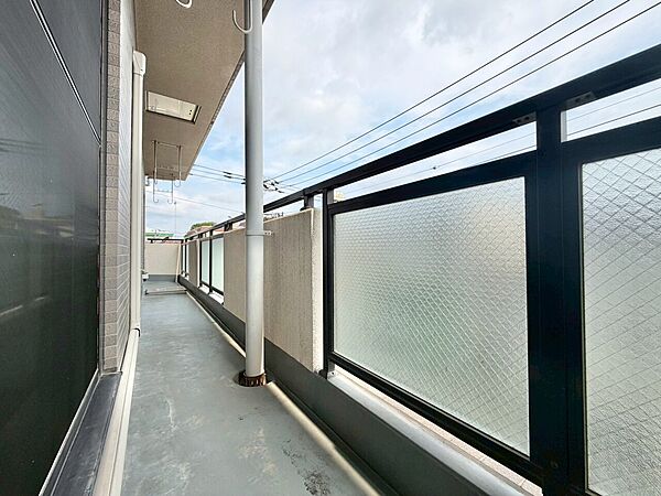 朝の澄んだ空気や、夕方に吹く清々しい風を感じられるバルコニー。