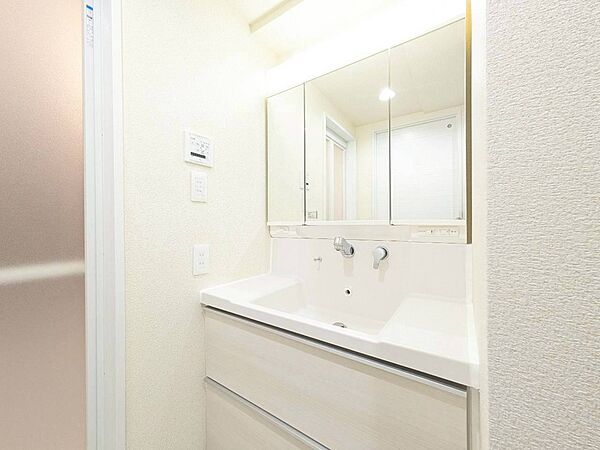 清潔感を感じられる洗面化粧台。