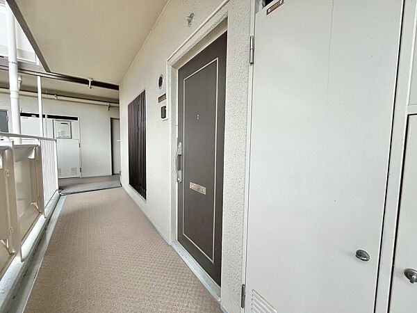 清潔感のある落ち着いた雰囲気の玄関です。