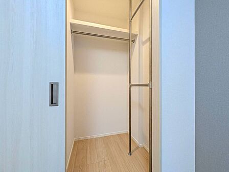 家電やスーツケース、ストック品など何でも片付く嬉しい空間です。