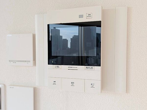 誰が来てもわかる様にモニター付きインターホンを設置。