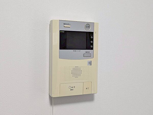 誰が来てもわかる様にモニター付きインターホンを設置。