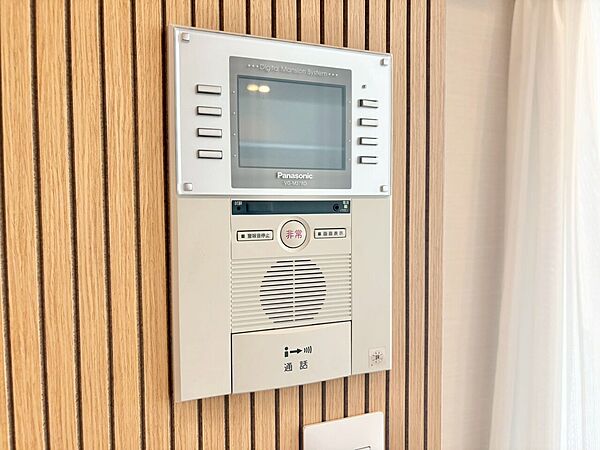 誰が来てもわかる様にモニター付きインターホンを設置。