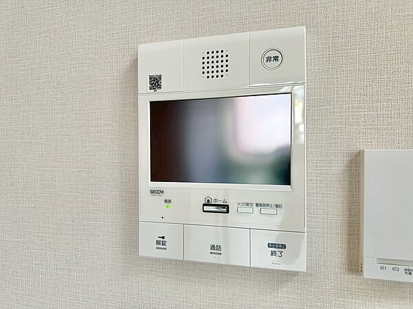 誰が来てもわかる様にモニター付きインターホンを設置。