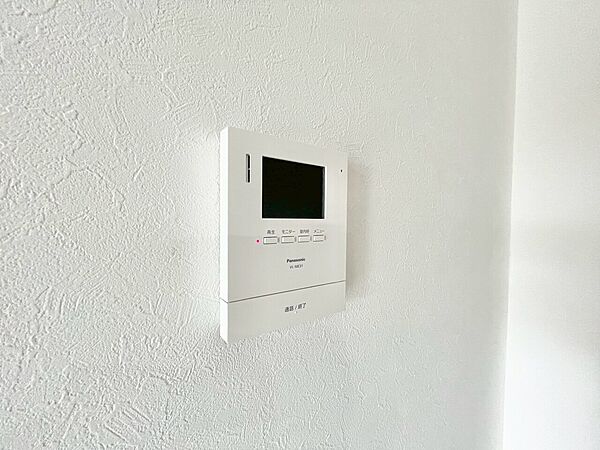 誰が来てもわかる様にモニター付きインターホンを設置。