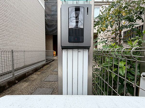 誰が来てもわかる様にモニター付きインターホンを設置。