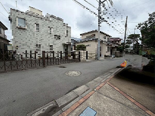 閑静なエリアで、前面道路の交通量は少なく安心です。