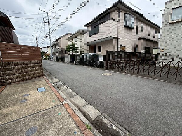 閑静なエリアで、前面道路の交通量は少なく安心です。