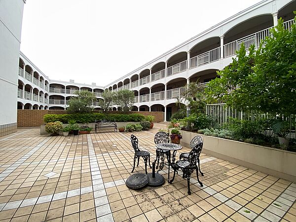 マンションの敷地内には、中庭もございます。