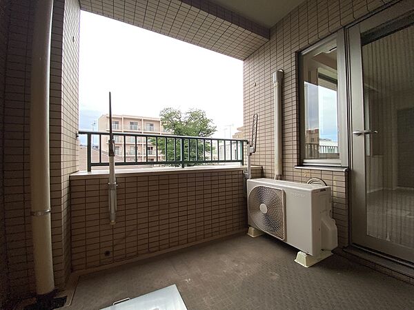 朝の澄んだ空気や、夕方に吹く清々しい風を感じられるバルコニー。