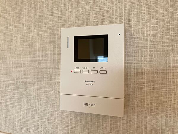 誰が来てもわかる様にモニター付きインターホンを設置。